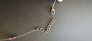 Collana invisibile con perline viola