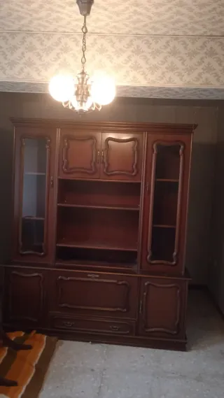 Mueble de salón antiguo de madera y cristal