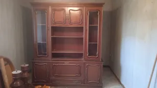 Mueble de salón antiguo de madera y cristal