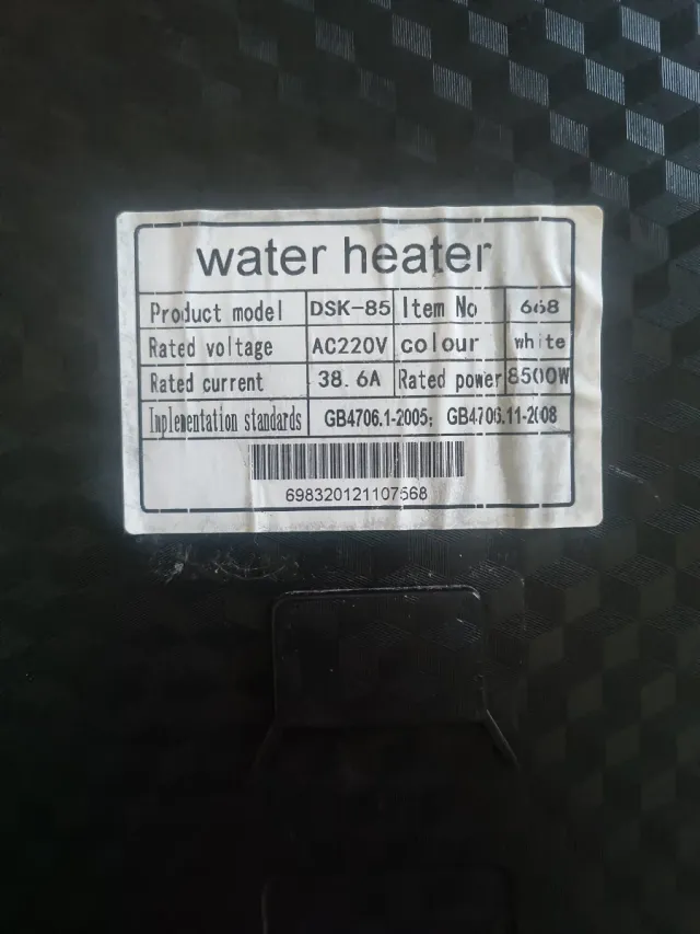 Calentador de agua instantáneo dorado y blanco