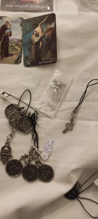 Lote de amuletos y figuras religiosas