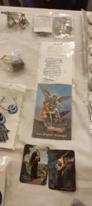 Lote de amuletos y figuras religiosas