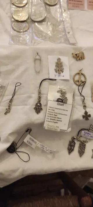 Lote de amuletos y figuras religiosas