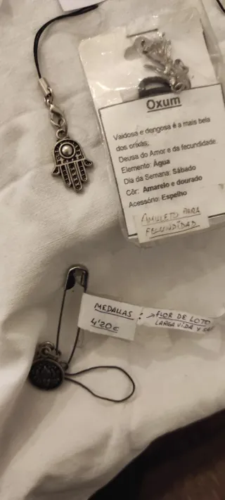 Lote de amuletos y figuras religiosas