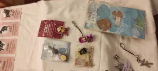 Lote de amuletos y figuras religiosas