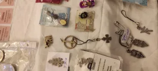 Lote de amuletos y figuras religiosas