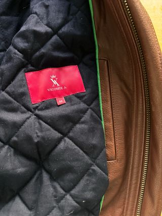 Chaqueta de cuero marrón con cuello de borrego