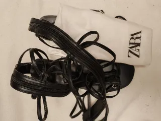 Sandalias Zara con cremallera