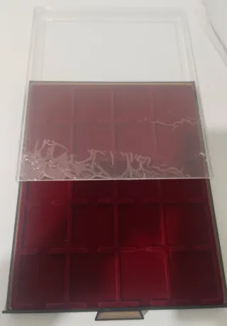Bandeja para monedas con tapa protectora