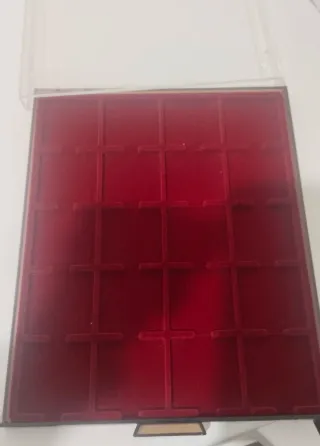Bandeja para monedas con tapa protectora