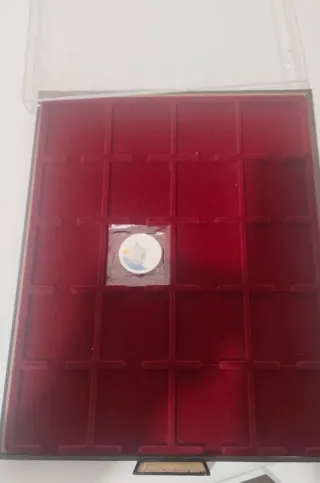 Bandeja para monedas con tapa protectora