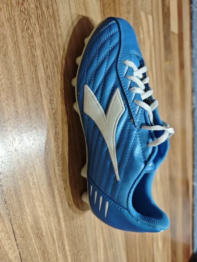 Botas de fútbol nuevas.