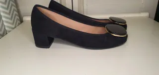 Zapatos negros mujer con detalle dorado