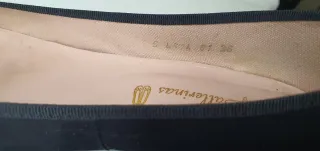 Zapatos negros mujer con detalle dorado