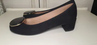 Zapatos negros mujer con detalle dorado