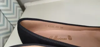 Zapatos negros mujer con detalle dorado