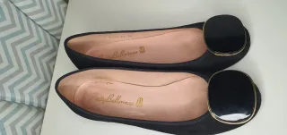 Zapatos negros mujer con detalle dorado