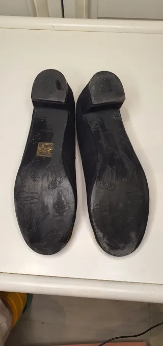 Zapatos negros mujer con detalle dorado