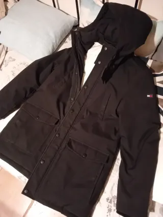 Cazadora Tommy Hilfiger niño negra. Talla 164