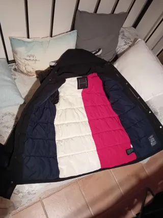 Cazadora Tommy Hilfiger niño negra. Talla 164