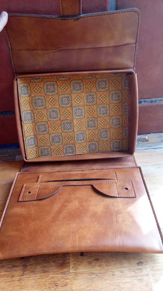 Cartera portadocumentos de piel.