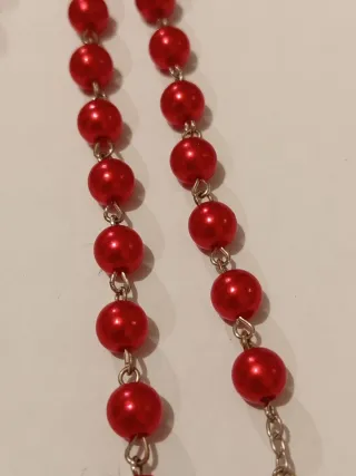 Terço religioso vermelho com cruz