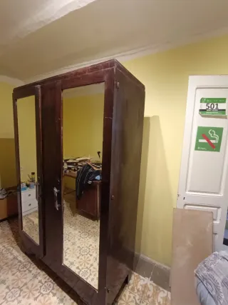 Armario de madera antiguo con espejos