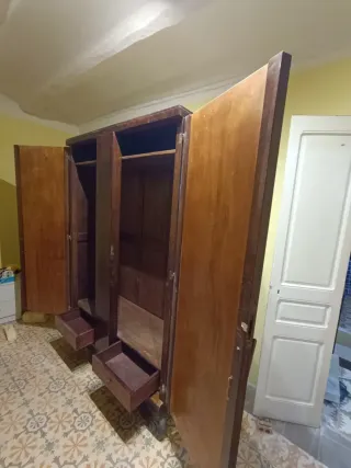Armario de madera antiguo con espejos