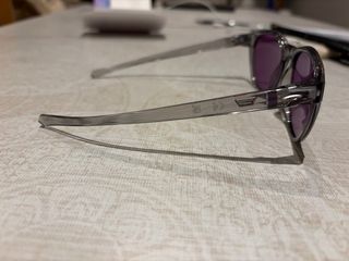 Gafas de sol Oakley grises y moradas