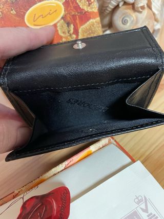 Cartera de piel negra