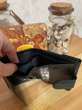 Cartera de piel negra