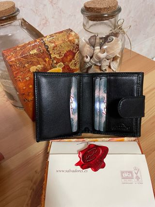 Cartera de piel negra