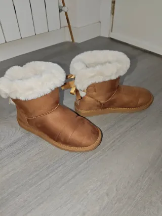 Botas tipo Ugg Marrones con Lazos Dorados