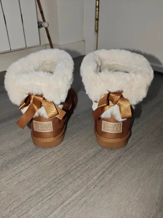 Botas tipo Ugg Marrones con Lazos Dorados