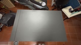 Mesa de salón gris ampliable.