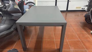 Mesa de salón gris ampliable.