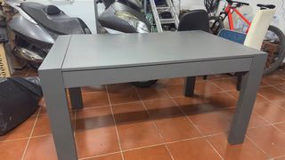 Mesa de salón gris ampliable.