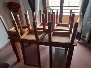 Mueble de comedor con sillas y mesa
