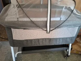 Mini cuna gris con mosquitera