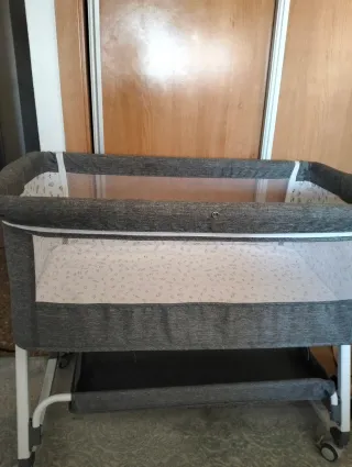 Mini cuna gris con mosquitera