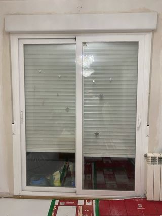 Puerta corredera de salón blanca