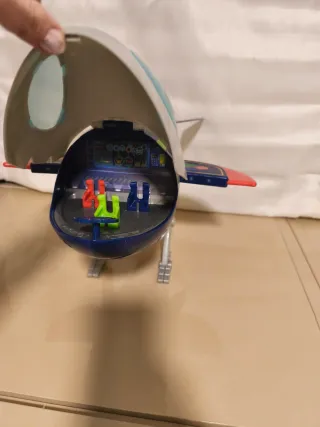 Avión de juguete azul y gris