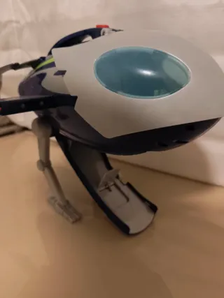 Avión de juguete azul y gris