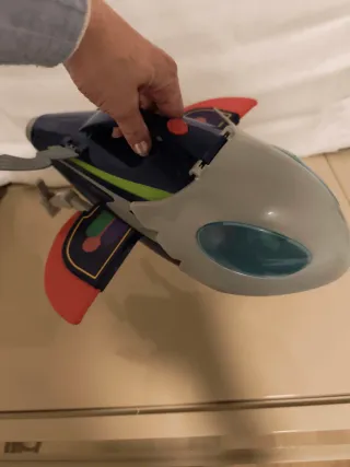 Avión de juguete azul y gris