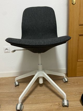 Silla de oficina gris y blanca. LANGFJÄL
