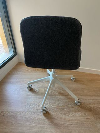 Silla de oficina gris y blanca. LANGFJÄL