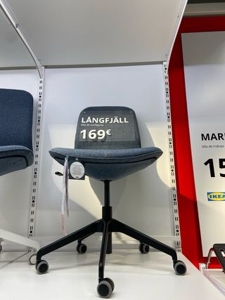Silla de oficina gris y blanca. LANGFJÄL