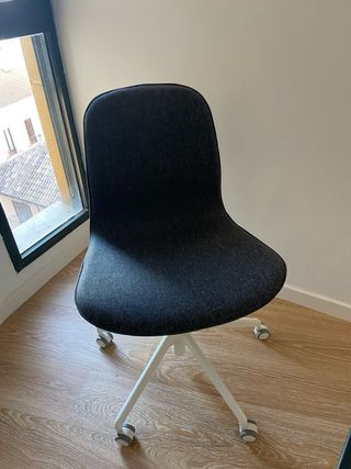 Silla de oficina gris y blanca. LANGFJÄL