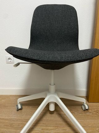 Silla de oficina gris y blanca. LANGFJÄL