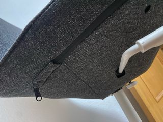 Silla de oficina gris y blanca. LANGFJÄL